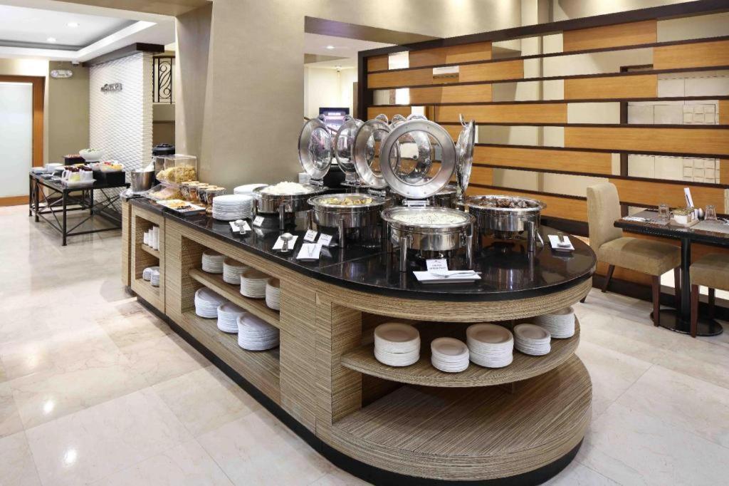 City Garden Suites Manila Kültér fotó